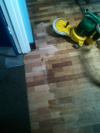 The natural colour of wood is exposed after the first pass with the edge sander.