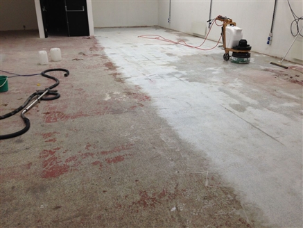 To clean up the floor and remove lippage we use coarse metal diamonds during the first few grinding steps.